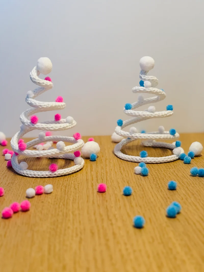 Sapin en spirale blanc avec pompons