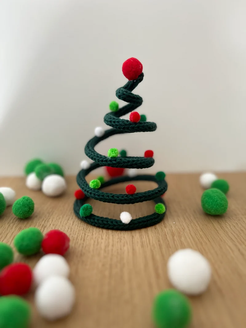 Sapin en spirale avec pompons