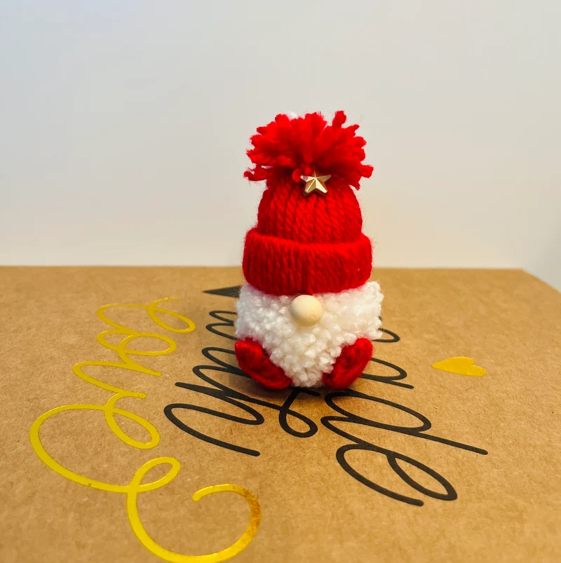 Gnome de Noël avec ses petits pieds