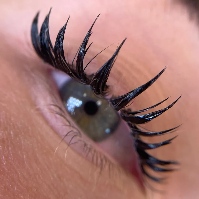 Gel Coiffant 2-en-1 pour un effet Spikes sur les Cils