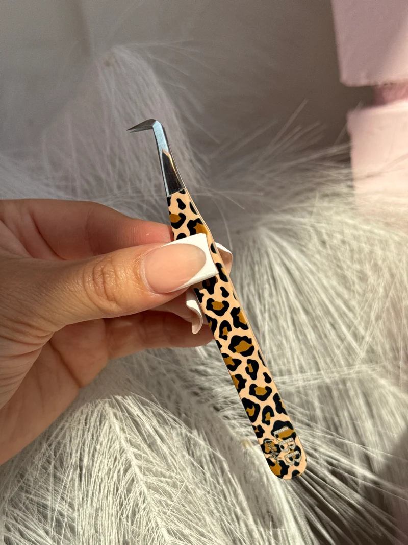 Cheetah Print 90° tweezer