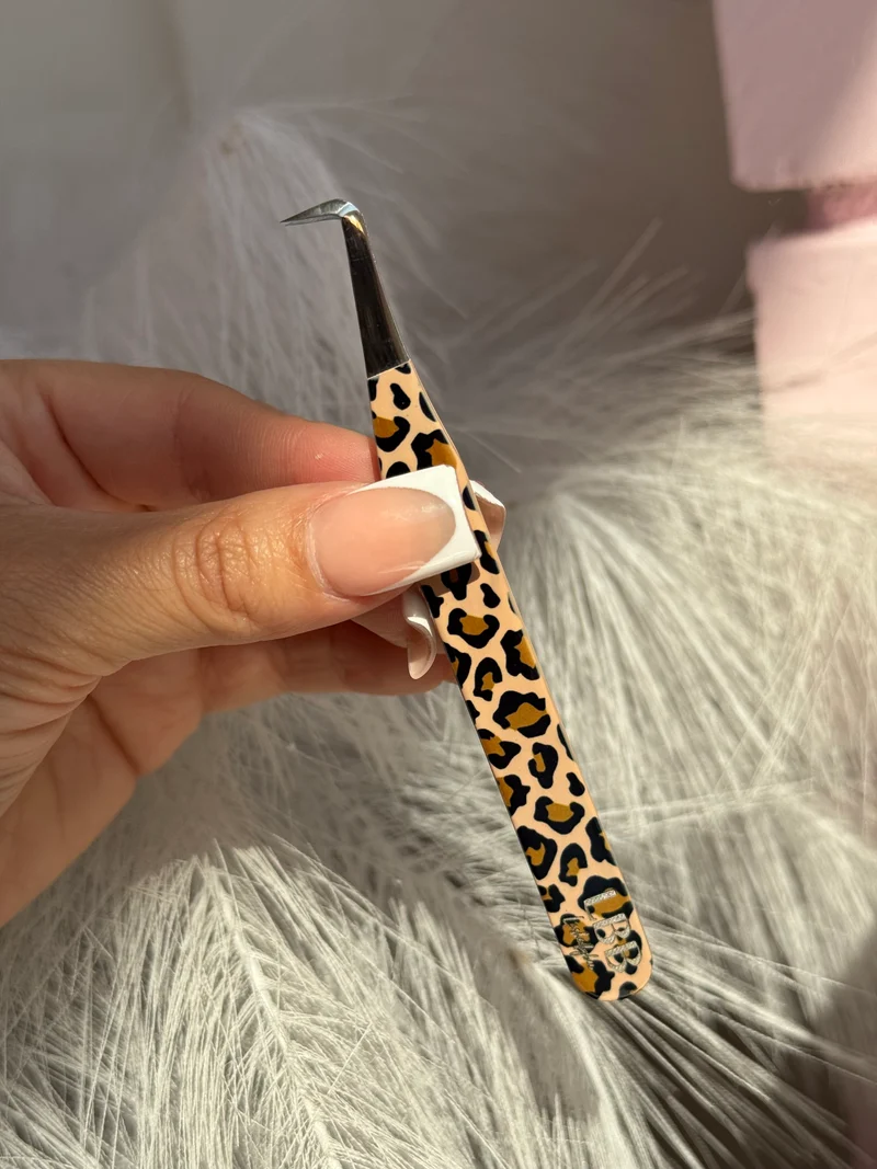 Cheetah Print 90° tweezer