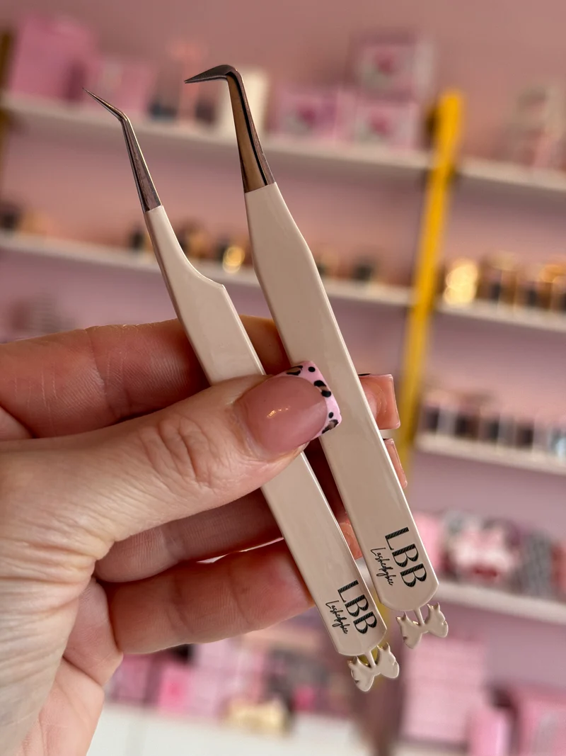 It Girl Cream Tweezers ✨