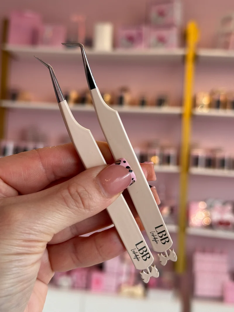 It Girl Cream Tweezers ✨